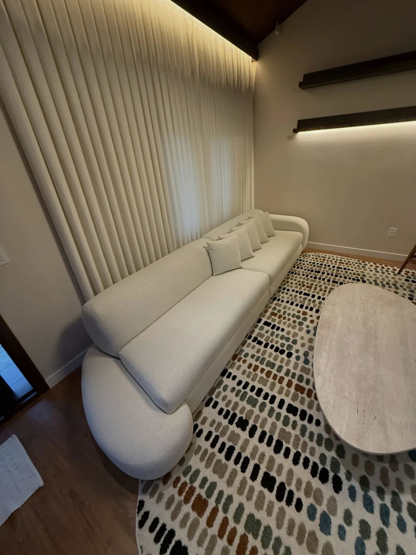 Sofá curvo branco sob medida em sala de estar
